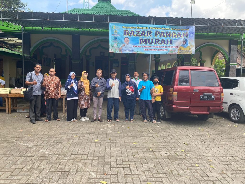 Selametan/Kenduri di Kedung Pucung, Kerja Bakti & Bazar Sembako Murah di Halaman Masjid As Syukur RW X Krajan Dukuh.